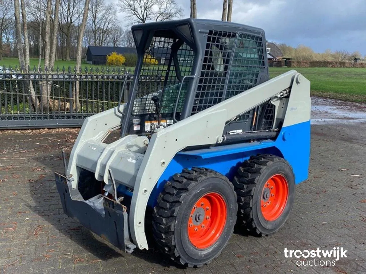 Houtvoorraad, eikenhout, machines en gereedschappen