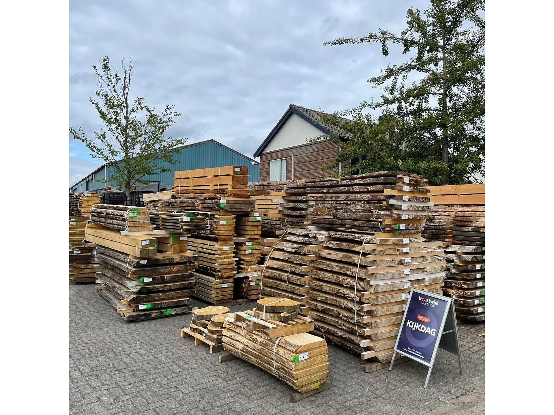 Houtvoorraden, balken en houtbewerkingsmachines