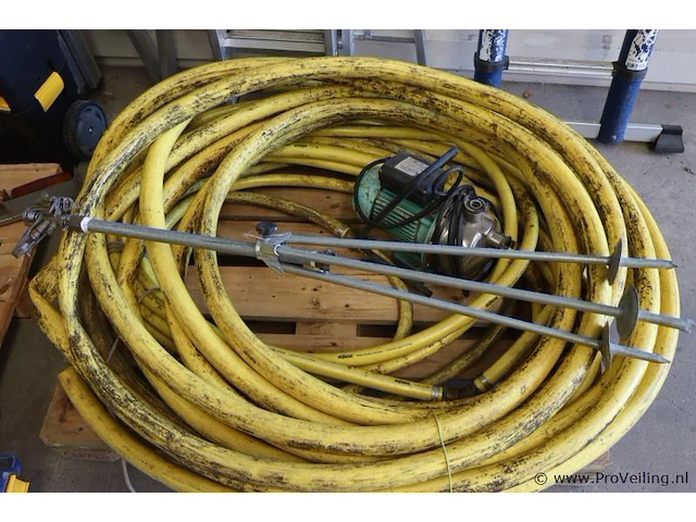 Hozelock super tricoflex ultimate robuuste waterslangen incl. wilo waterpomp type wj-202-em-b & sproeier op statief - afbeelding 1 van  10