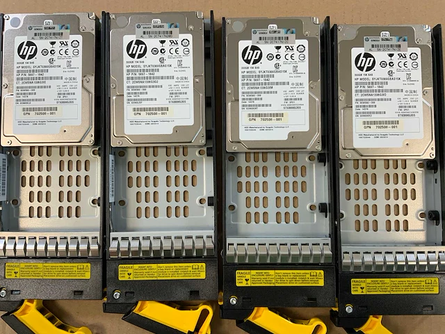 Hp 3par m6710, 23x 300 gb hdd (syjkt0300gbas15k) + 1x 300 gb hdd (hkcf0300s5xeno15) netwerkopslag - afbeelding 2 van  15