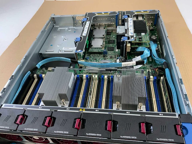 Hp proliant dl380 gen 9, 2x xeon(r) e5-2630, 2x 16 gb ram, 4x 400 gb ssd(mk0400gctza) - 2x 146 gb sas(eh0146fbqdc) rack mount chassis - afbeelding 10 van  11