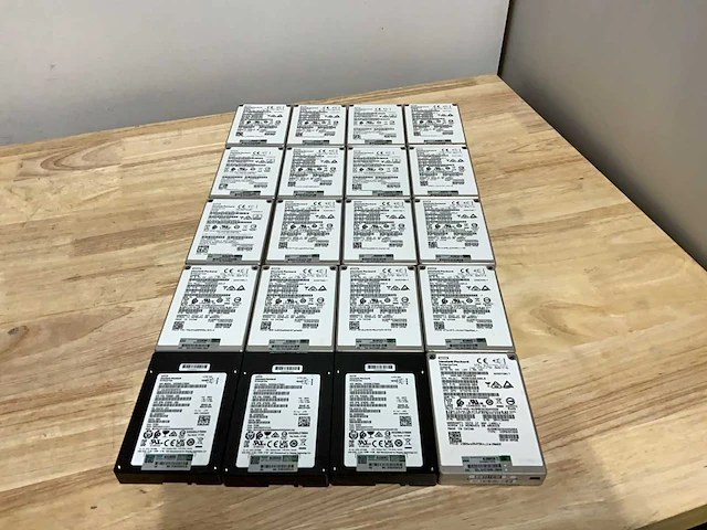 Hpe 3,2tb sas 12g sc ds ssd (20x) - afbeelding 1 van  4