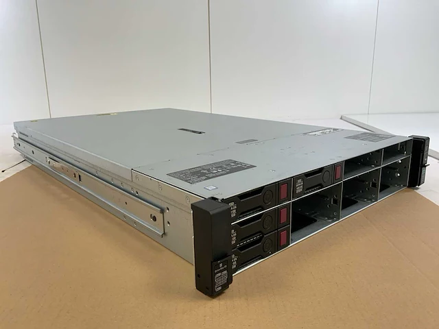 Hpe proliant dl380 gen 10, xeon(r) gold 6142, 8x 32 gb ram, 2x 240 gb ssd(mtfddak240tcb) - 4x 480 gb (mk000480gwcev) rack mount chassis - afbeelding 5 van  11