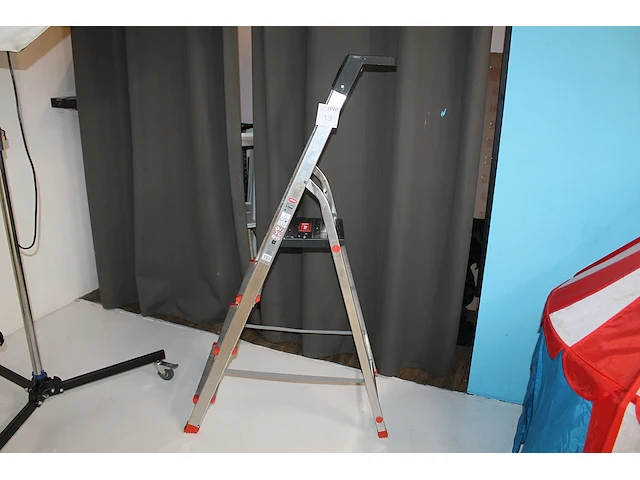 Huishoudtrap gamma met vijf treden en bordes. - afbeelding 1 van  4