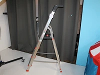 Huishoudtrap gamma met vijf treden en bordes. - afbeelding 1 van  4