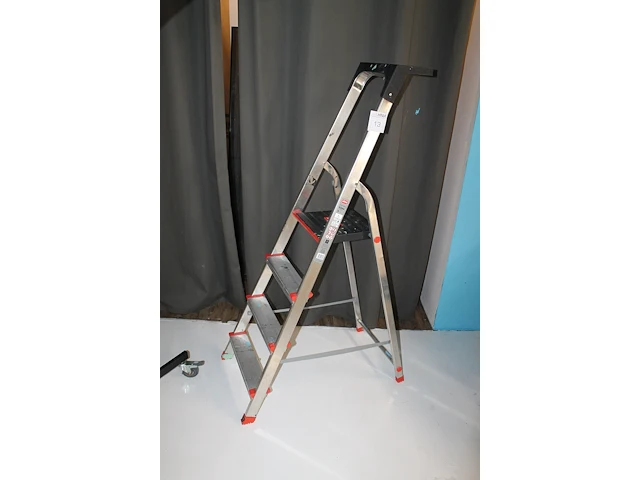 Huishoudtrap gamma met vijf treden en bordes. - afbeelding 2 van  4