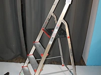 Huishoudtrap gamma met vijf treden en bordes. - afbeelding 2 van  4