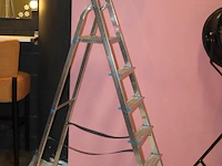 Huishoudtrap atrex met vijf treden en bordes. - afbeelding 2 van  2