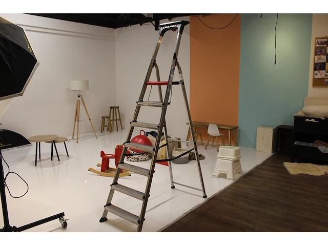 Huishoudtrap atrex met zes treden en bordes. - afbeelding 1 van  2