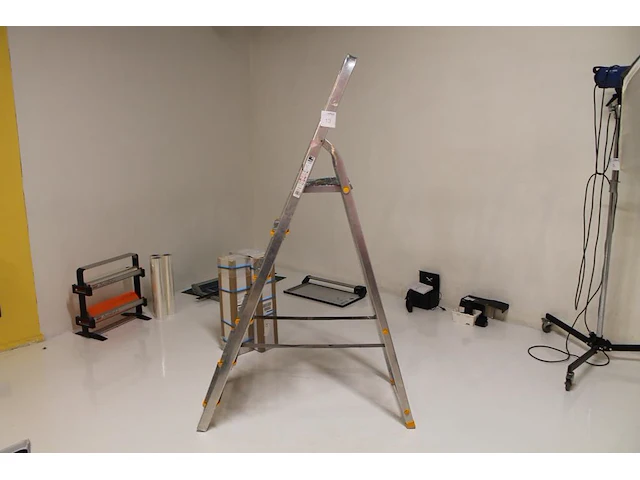 Huishoudtrap escabeau met vijf treden en bordes. - afbeelding 1 van  3