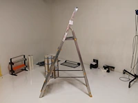 Huishoudtrap escabeau met vijf treden en bordes.