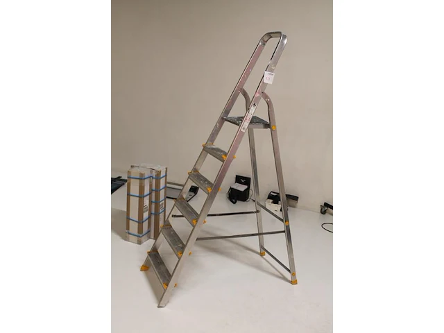 Huishoudtrap escabeau met vijf treden en bordes. - afbeelding 2 van  3