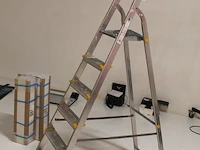 Huishoudtrap escabeau met vijf treden en bordes. - afbeelding 2 van  3