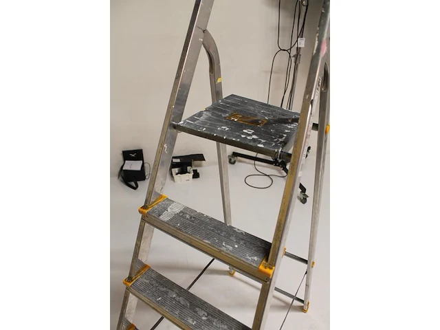 Huishoudtrap escabeau met vijf treden en bordes. - afbeelding 3 van  3