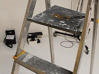 Huishoudtrap escabeau met vijf treden en bordes. - afbeelding 3 van  3