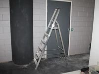 Huishoudtrap excelsior met vijf treden en bordes. - afbeelding 1 van  2