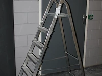 Huishoudtrap excelsior met vijf treden en bordes. - afbeelding 2 van  2