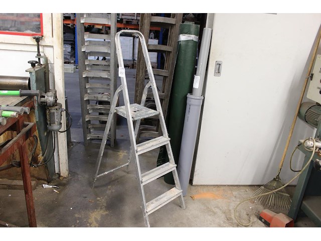 Huishoudtrap met 3 treden en bordes. - afbeelding 1 van  1