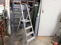 Huishoudtrap met 3 treden en bordes. - afbeelding 1 van  1