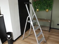 Huishoudtrap met drie treden en bordes. - afbeelding 1 van  2