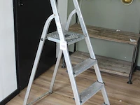 Huishoudtrap met drie treden en bordes. - afbeelding 2 van  2