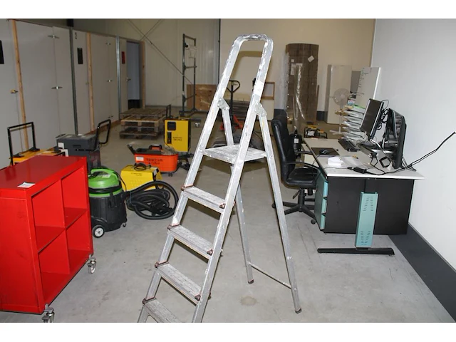 Huishoudtrap sawor met vier treden en bordes. - afbeelding 1 van  3
