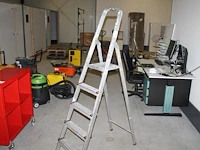 Huishoudtrap sawor met vier treden en bordes. - afbeelding 1 van  3