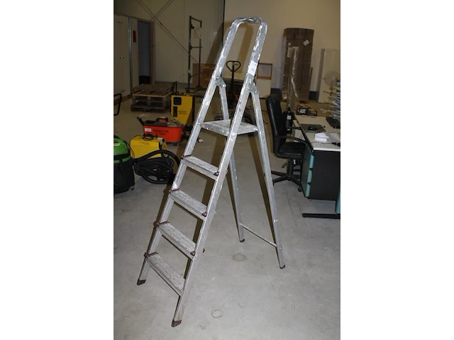 Huishoudtrap sawor met vier treden en bordes. - afbeelding 2 van  3