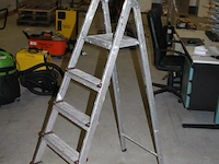 Huishoudtrap sawor met vier treden en bordes. - afbeelding 2 van  3