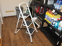 Huishoudtrapje met drie treden en hoogte 107 cm. - afbeelding 3 van  4