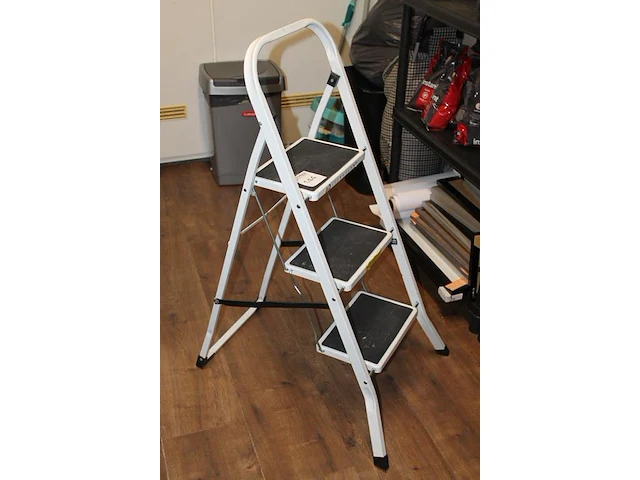 Huishoudtrapje met drie treden en hoogte 107 cm. - afbeelding 4 van  4