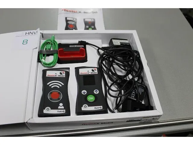 Hulp-oproepsysteem assistx mobil. bestaande uit zender en ontvanger met bijbehorende opladers - afbeelding 1 van  2