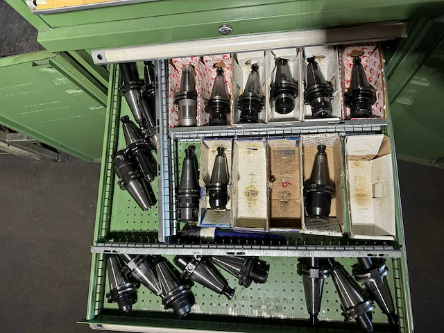 Huni ladenkast met machinegereedschappen - afbeelding 11 van  11