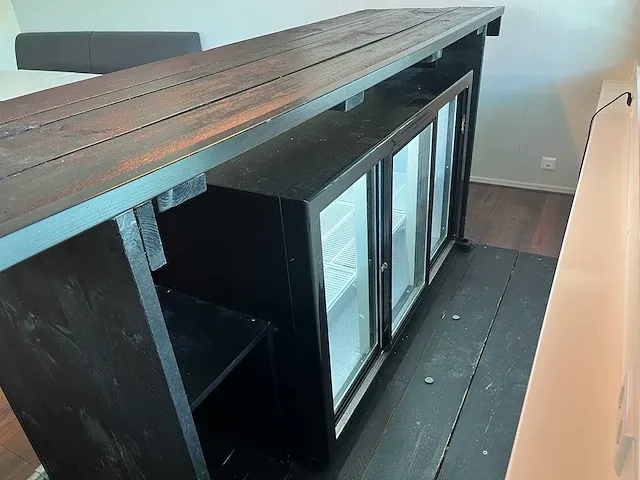 Husky - verlichte bar met barkoelkast en bartafel - afbeelding 10 van  23