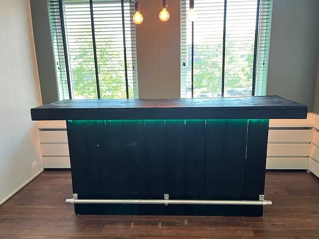 Husky - verlichte bar met barkoelkast en bartafel - afbeelding 13 van  23