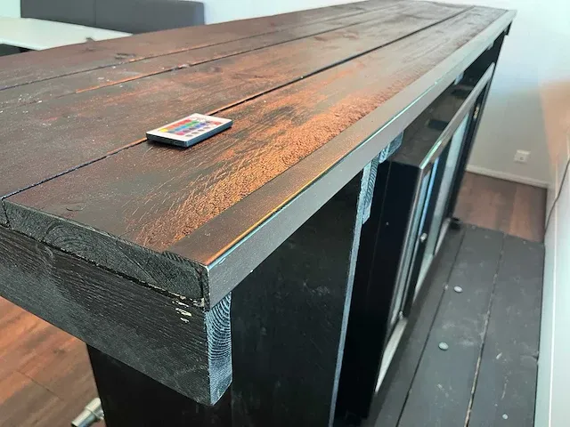 Husky - verlichte bar met barkoelkast en bartafel - afbeelding 16 van  23