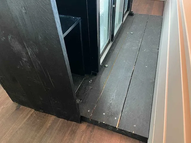 Husky - verlichte bar met barkoelkast en bartafel - afbeelding 17 van  23