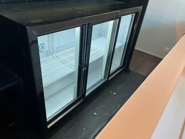 Husky - verlichte bar met barkoelkast en bartafel - afbeelding 2 van  23