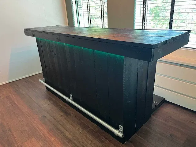 Husky - verlichte bar met barkoelkast en bartafel - afbeelding 5 van  23