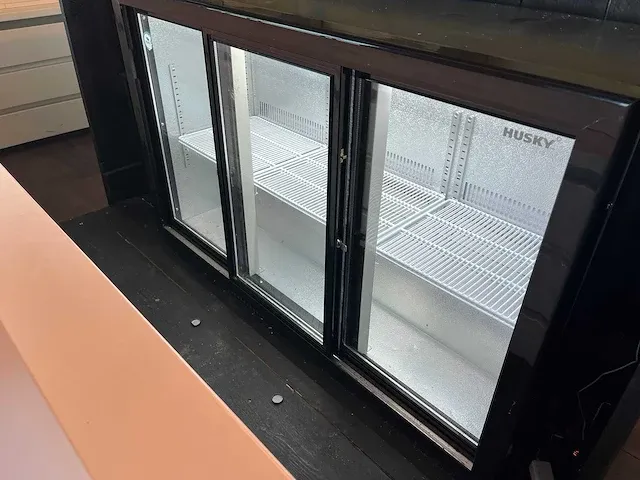 Husky - verlichte bar met barkoelkast en bartafel - afbeelding 7 van  23