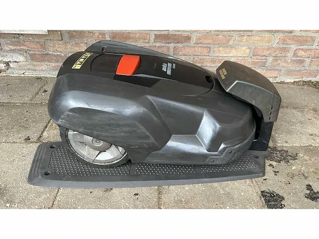 Husqvarna 220ac robotmaaier - afbeelding 2 van  5
