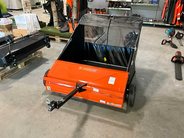 Husqvarna 44” high speed getrokken veegmachine - afbeelding 1 van  5