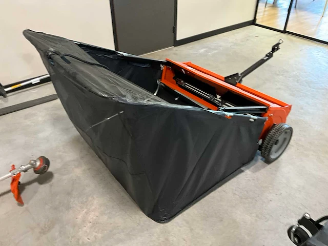 Husqvarna 44” high speed getrokken veegmachine - afbeelding 3 van  5