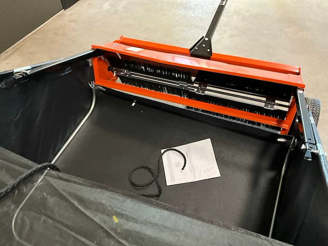 Husqvarna 44” high speed getrokken veegmachine - afbeelding 4 van  5