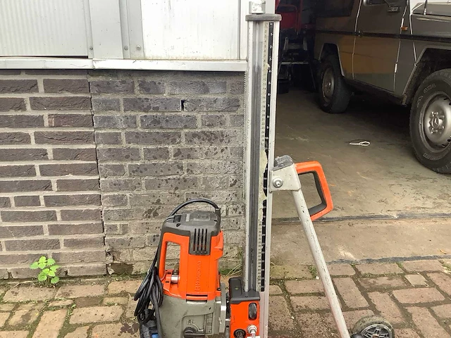 Husqvarna diamand boormachine met statief - afbeelding 4 van  6