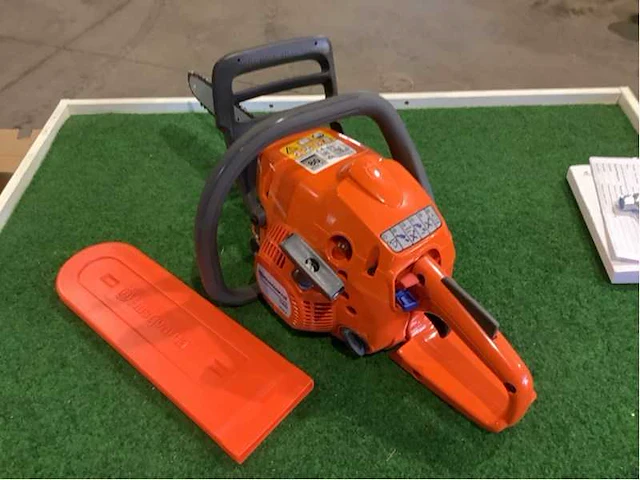 Husqvarna kettingzaag - afbeelding 2 van  8