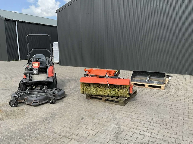 Husqvarna pt26d commercial 4x4 zitmaaier met aanbouwdelen - afbeelding 12 van  43
