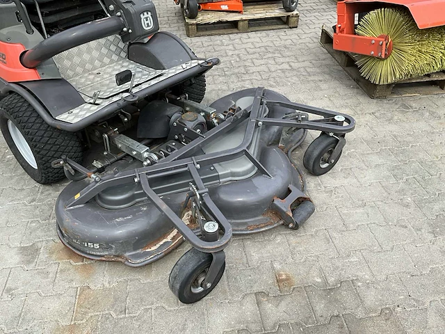 Husqvarna pt26d commercial 4x4 zitmaaier met aanbouwdelen - afbeelding 26 van  43