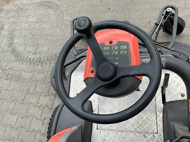 Husqvarna pt26d commercial 4x4 zitmaaier met aanbouwdelen - afbeelding 31 van  43