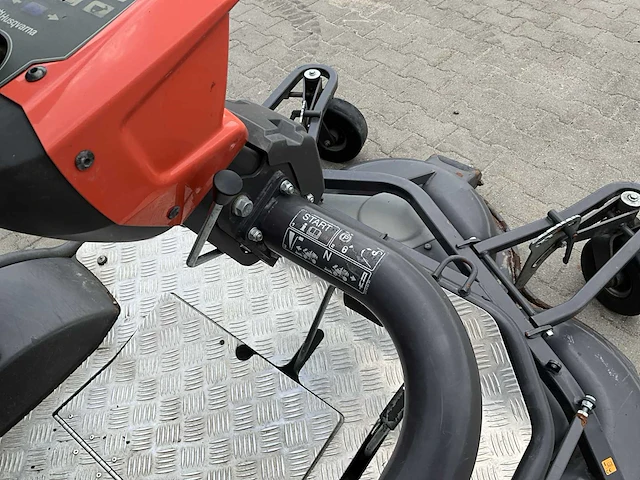 Husqvarna pt26d commercial 4x4 zitmaaier met aanbouwdelen - afbeelding 32 van  43